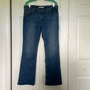 Levi’s women’s sz 32 waist. Bootcut 30” inseam. Light medium wash. Frayed cuffs